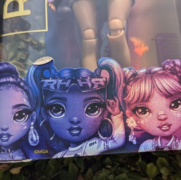 Rainbow High Lila Yamamoto Fashion Doll w/ 2 Designer Outfits + 2 BONUS Tins - Picture 12 of 13